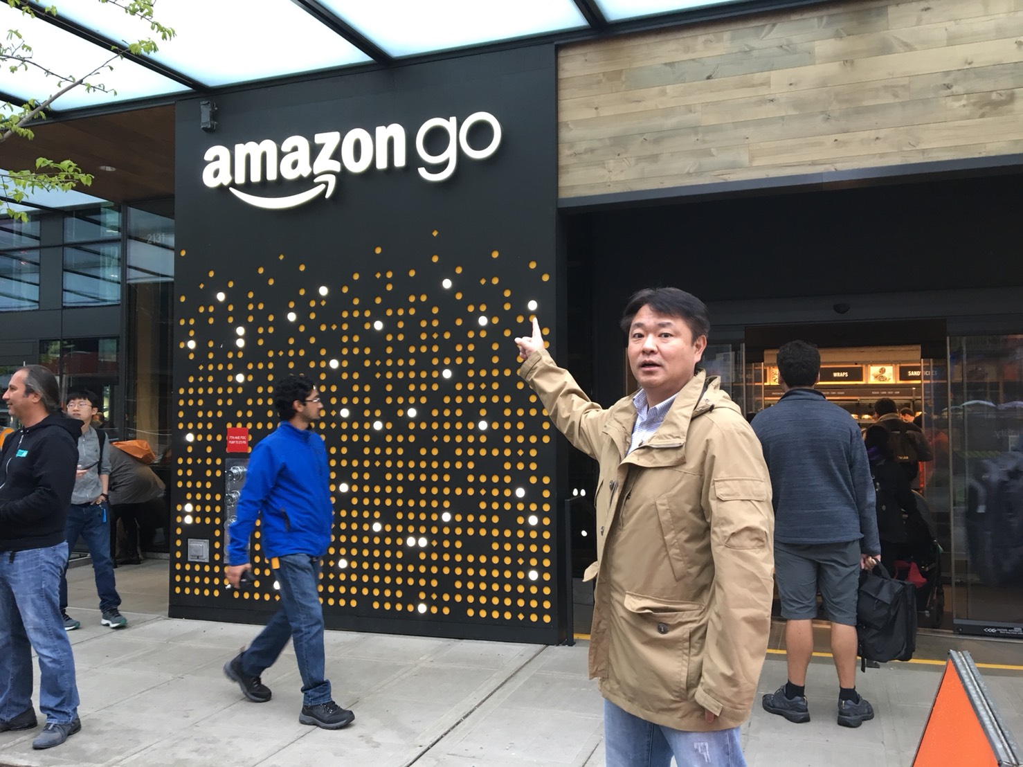写真1:シアトルのAmazon Goストアと筆者