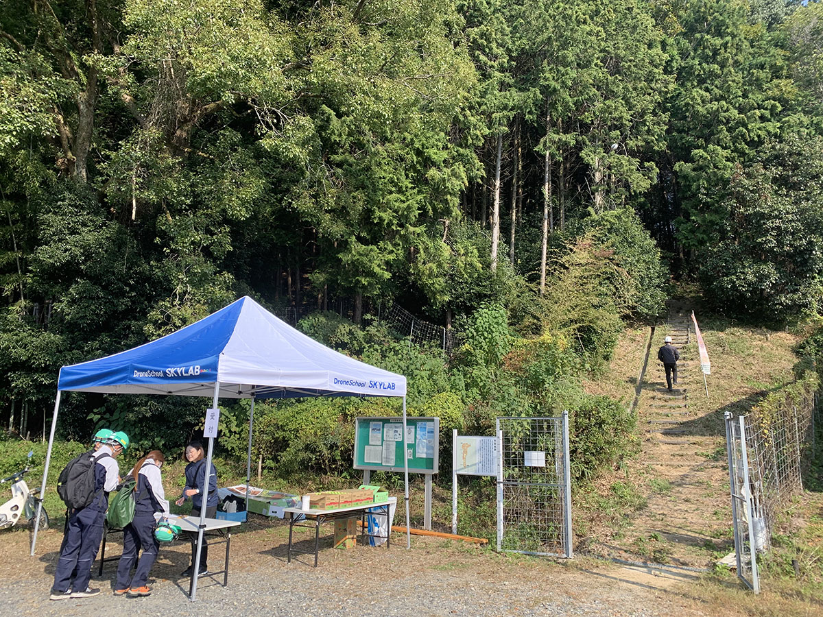 写真① 登山口にある実証実験の受付会場